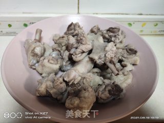 嫩姜红烧鸭肉的做法步骤：1