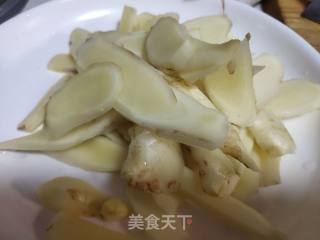 嫩姜红烧鸭肉的做法步骤：2