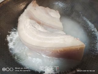 五花肉炒芹菜的做法步骤：2