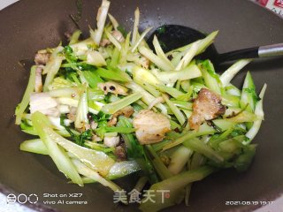 五花肉炒芹菜的做法步骤：4
