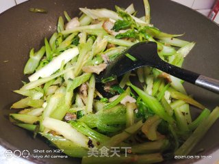 五花肉炒芹菜的做法步骤：5