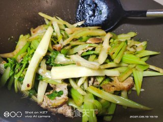 五花肉炒芹菜的做法步骤：6