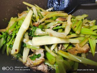 五花肉炒芹菜的做法步骤：7