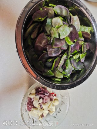 肉片炒扁豆的做法步骤：1
