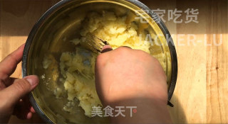 泡泡小薯球，外壳金黄酥脆，内里软糯，一口一个，孩子超爱吃。的做法步骤：3