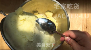 泡泡小薯球，外壳金黄酥脆，内里软糯，一口一个，孩子超爱吃。的做法步骤：5