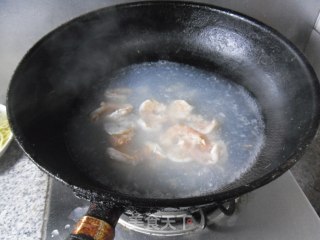 莲藕木耳炒虾仁的做法步骤：7