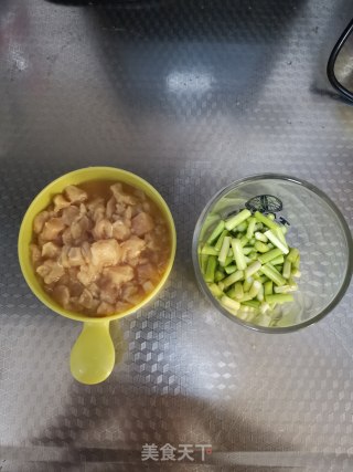 蒜苔炒鸡丁的做法步骤：1