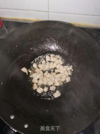 蒜苔炒鸡丁的做法步骤：2