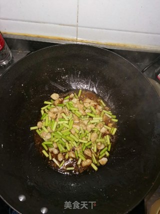 蒜苔炒鸡丁的做法步骤：4