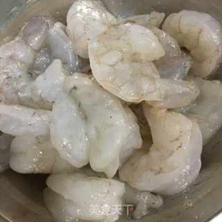 鸡蛋香煎虾仁的做法步骤：1