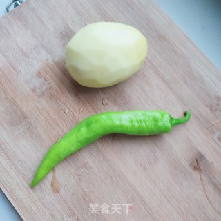 家常土豆丝的做法步骤：1
