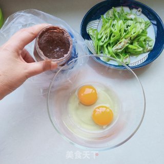 虾酱辣椒炒鸡蛋的做法步骤：1