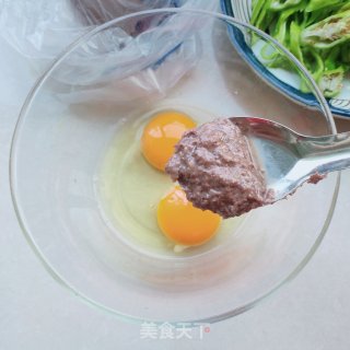 虾酱辣椒炒鸡蛋的做法步骤：2