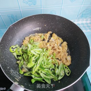 虾酱辣椒炒鸡蛋的做法步骤：5