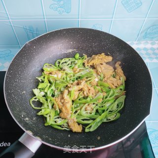 虾酱辣椒炒鸡蛋的做法步骤：6