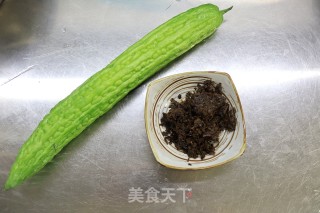 芽菜炒苦瓜的做法步骤：1
