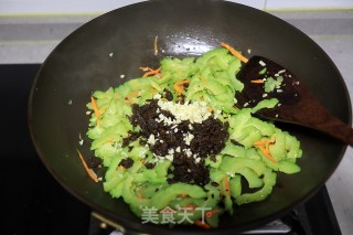 芽菜炒苦瓜的做法步骤：6