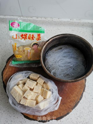 酸菜冻豆腐砂锅的做法步骤：1