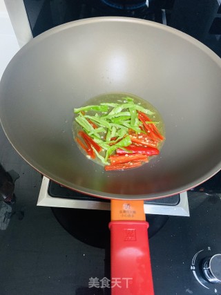 酸辣绿豆芽的做法步骤：1