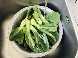 白灼小油菜的做法步骤：1
