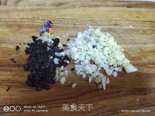 豆豉嫩姜烧鸡肉的做法步骤：2