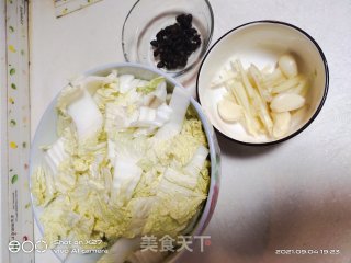 豆豉炒嫩白菜的做法步骤：1