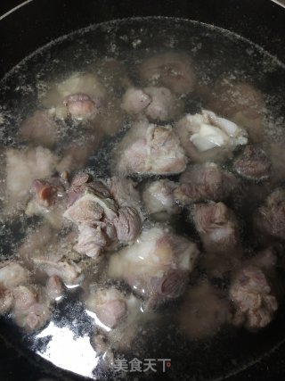 香甜软糯好喝的筒骨板栗马蹄玉米胡萝卜汤的做法步骤：2