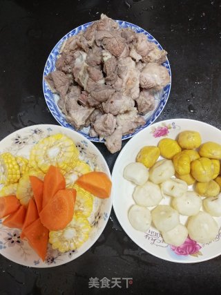 香甜软糯好喝的筒骨板栗马蹄玉米胡萝卜汤的做法步骤：3