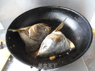 煎蒸咸鱼头的做法步骤：6