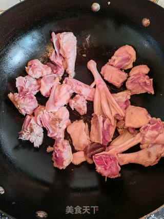 香菇青椒鸭的做法步骤：1
