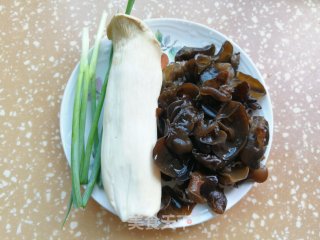 黑木耳炒杏鲍菇的做法步骤：1