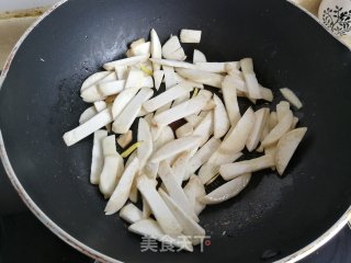 黑木耳炒杏鲍菇的做法步骤：3
