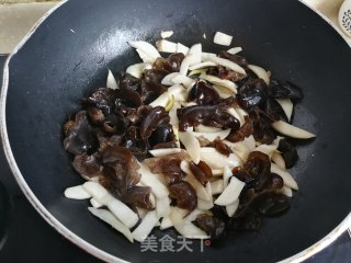 黑木耳炒杏鲍菇的做法步骤：4