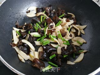 黑木耳炒杏鲍菇的做法步骤：5