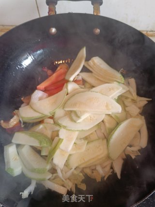 腊肉炒杂蔬的做法步骤：3