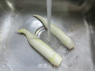 五花肉煎鸡蛋炒茭白的做法步骤：2