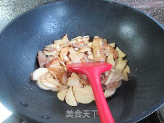 五花肉煎鸡蛋炒茭白的做法步骤：10