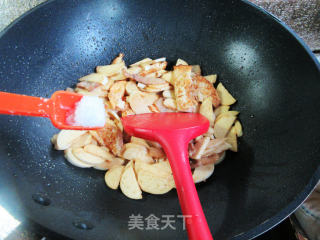 五花肉煎鸡蛋炒茭白的做法步骤：11