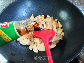 五花肉煎鸡蛋炒茭白的做法步骤：12
