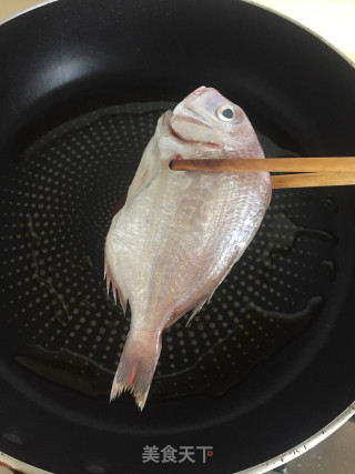 醋烧红立鱼的做法步骤：3
