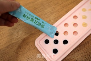 黑芝麻酱豆沙月饼的做法步骤：2