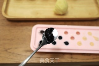 黑芝麻酱豆沙月饼的做法步骤：8