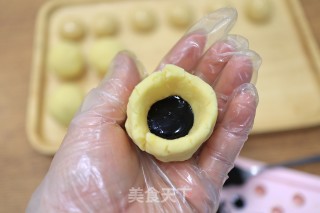 黑芝麻酱豆沙月饼的做法步骤：9