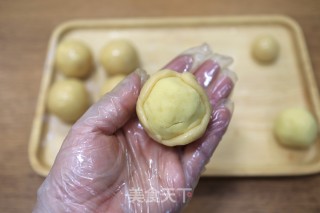 黑芝麻酱豆沙月饼的做法步骤：11