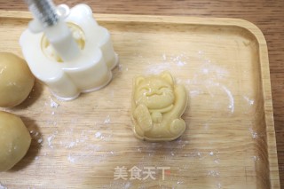 黑芝麻酱豆沙月饼的做法步骤：14