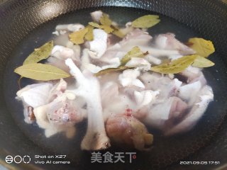 豆角干烧鸡肉的做法步骤：1