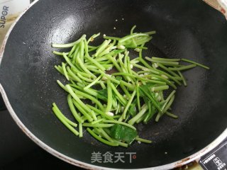 蒜香番薯叶梗的做法步骤：3
