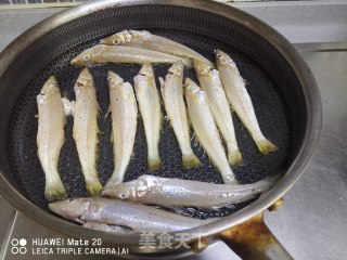 香煎沙丁鱼的做法步骤：2
