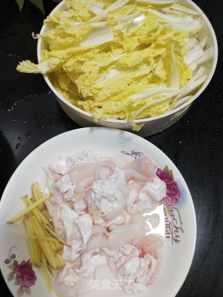 美容养颜胶原蛋白满满的娃娃菜焖鱼泡的做法步骤：1